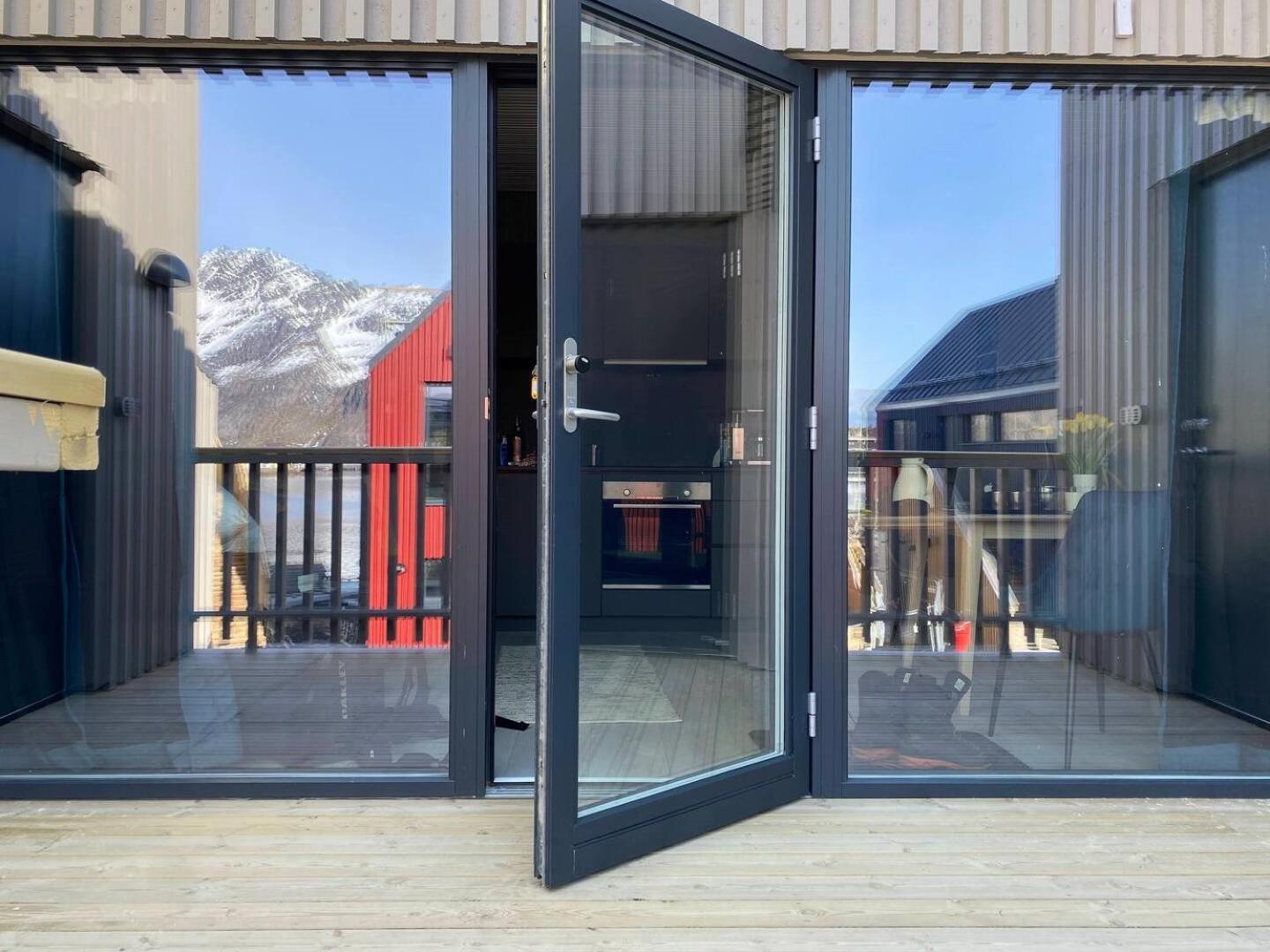 Modern Apartment By The Sea In Henningsvaer Exterior photo