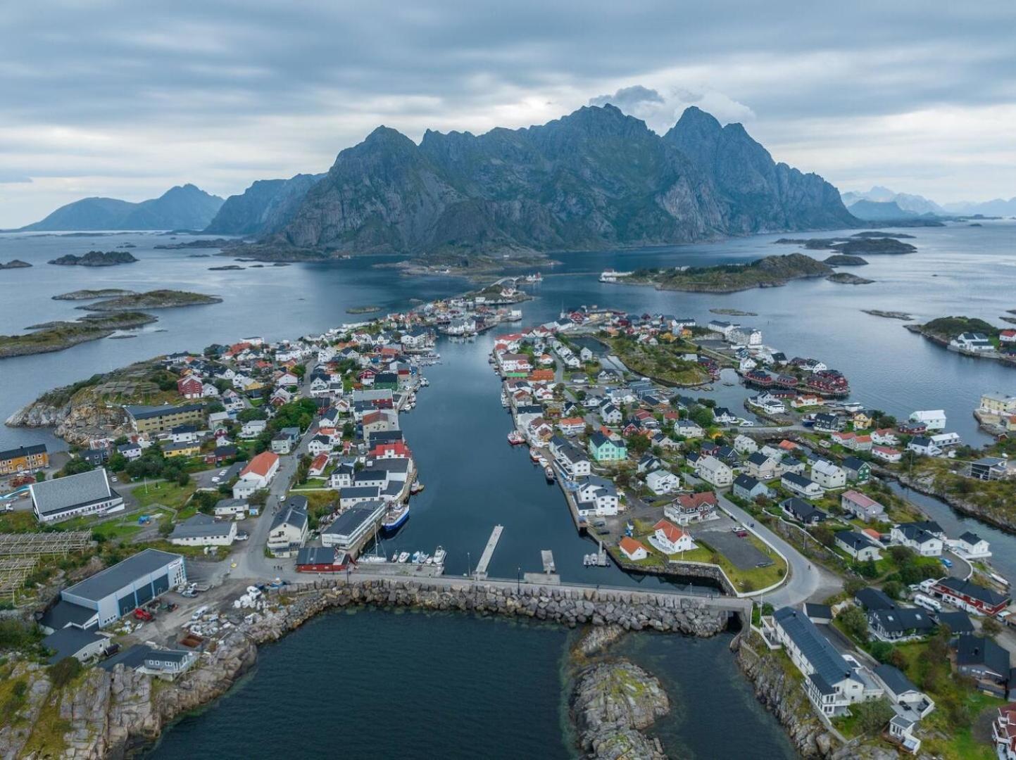 Modern Apartment By The Sea In Henningsvaer Exterior photo